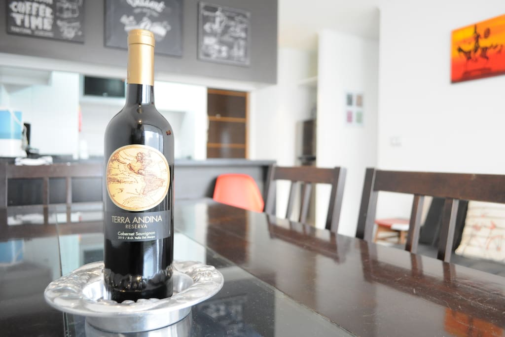 Siempre habrá un vino, un chocolate y una botella de agua mineral para su llegada.