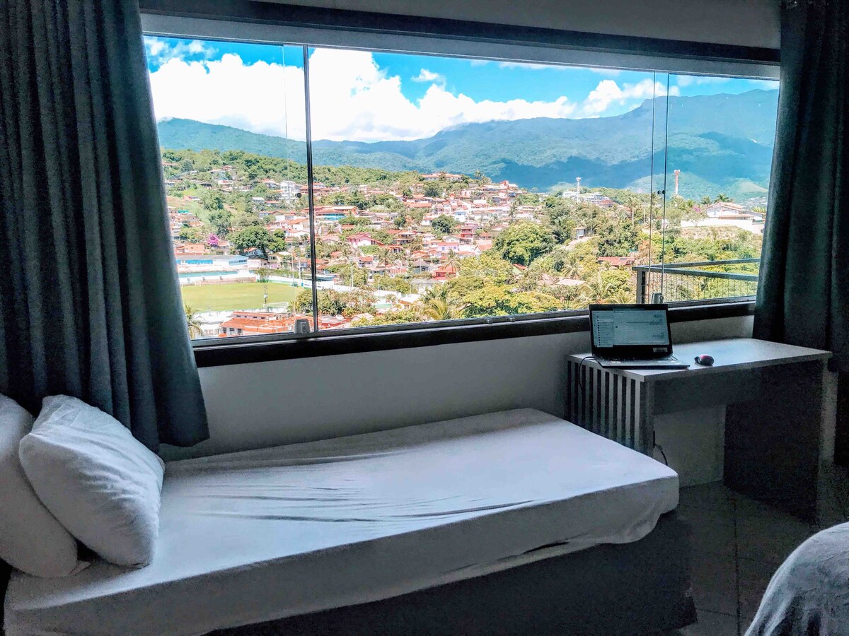 主卧套房可欣赏海景，房间装有空调。