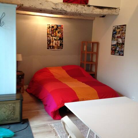 Studette indépendante dans maison