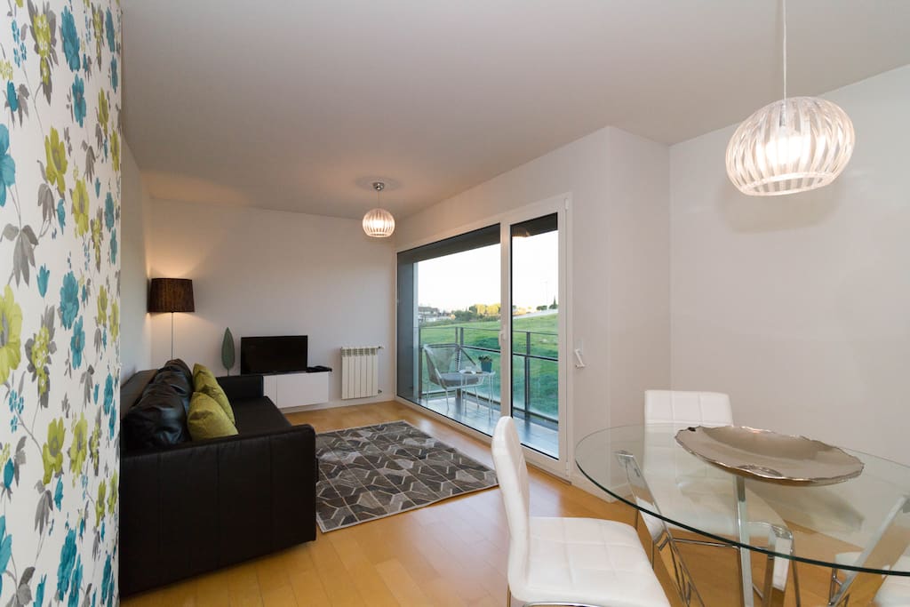 Living room with central heating and cable TV with 180 channels.