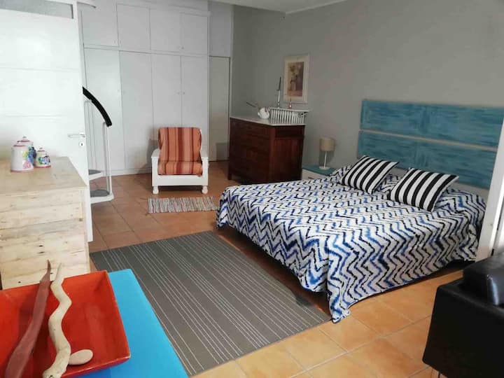 غرفة مزدوجة تقع في الطابق السفلي ومطبخ حمام وغرفة معيشة (شقة مستقلة)