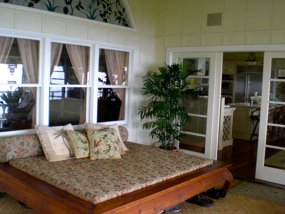 Extra sleeping areas on lanai and in living room