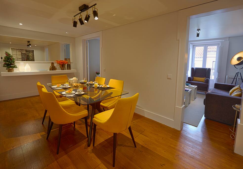 Living Room: with table for 6 persons, with beautifull yellow chairs.