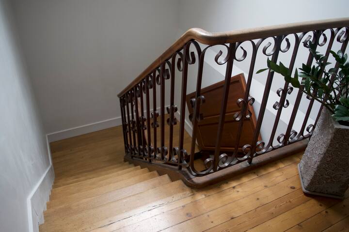 Un pasillo después de una escotilla ...