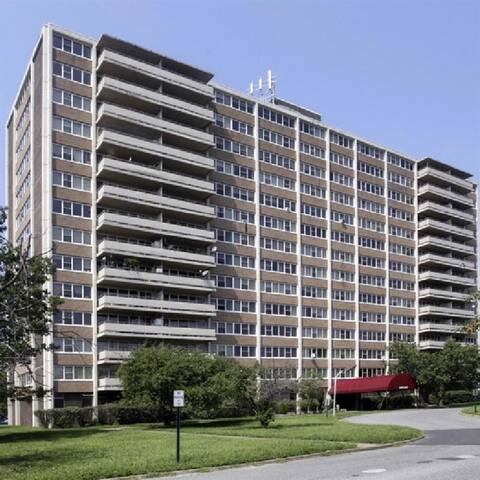 15th Floor Condo w/ Gorgeous Views.