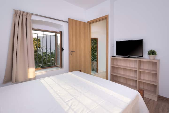 spavaća soba s TV-om sa satelitskim programima