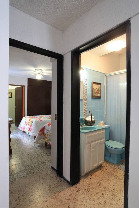 Un segundo baño completo está disponible justo afuera de la habitación.