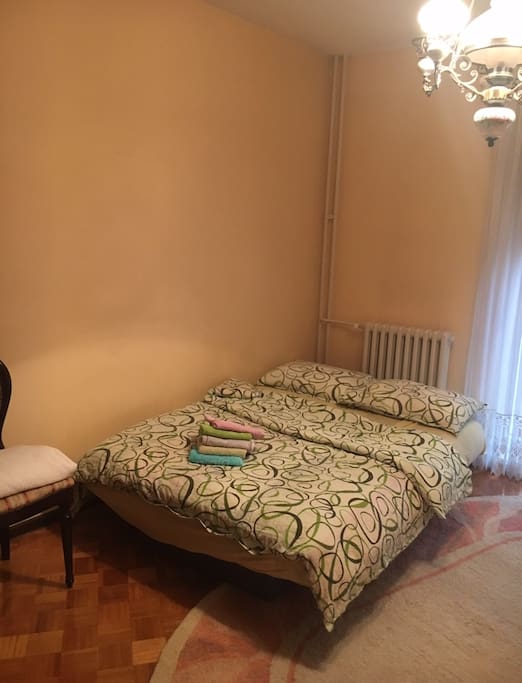 Spavaca soba,pogodna za smestaj dve osobe.