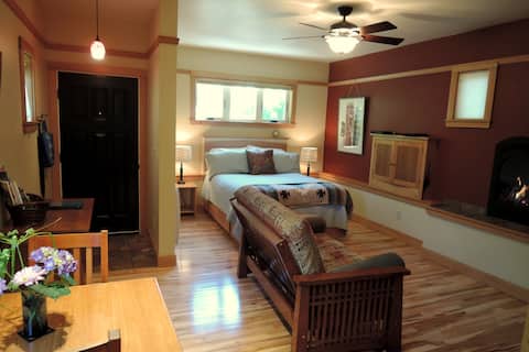 KERNS-CHASE COTTAGE--cozy fireplace, kitchen, W/D