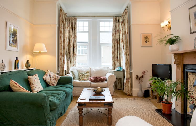 A beautiful spacious double room in a cosy home.