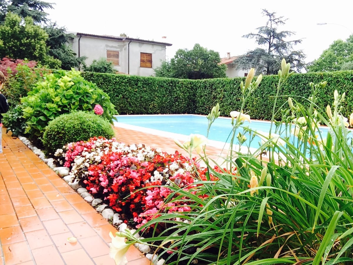 Guide to the best airbnbs in Sirmione Lake Garda, Italy. Beautiful apartments, houses with lake view, private pool or beach access. Plus tips on how to get to Sirmione, the best airport for Lake Garda and other essential travel tips for Italy. #largodigarda | Where To Stay In Lake Garda | Best Hotels In Sirmione Italy | Places To Visit In Sirmione Italy | Italy Travel Guide | Sirmione italy things to do | Sirmione Italy Beautiful Places | Grand Hotel Terme Sirmione | Sirmione Lake Garda Hotels  | Where To Stay In Lake Garda | Best Hotels In Sirmione Italy | Best Airbnbs In Sirmione Italy