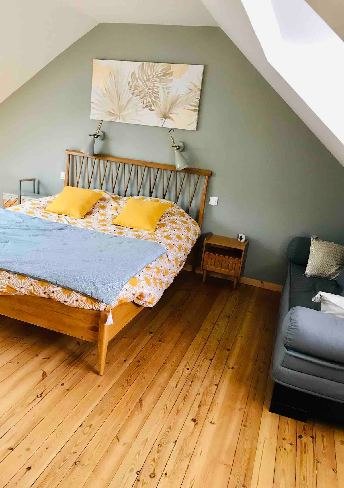 Chambre avec lit en 160 et rangements 
Avec télévision 