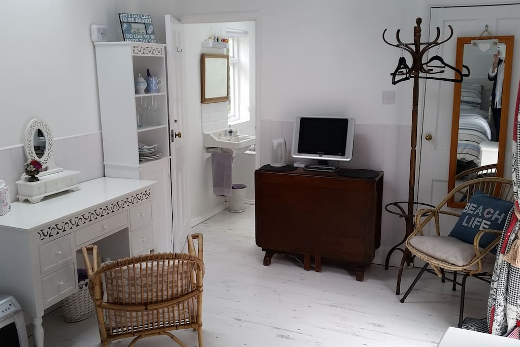 Plenty of hanging and drawer space. Good size table for working/dining.