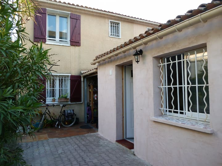 Shared independent room, AIR-CONDITIONED, 2 minutes from tram