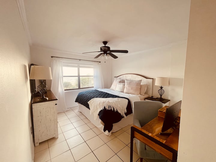 Მთავარი საძინებელი; 1 დიდი საწოლი და სამუშაო სივრცე