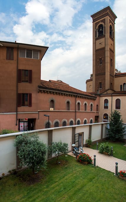 The view on the internal court, as seen from the windows and the balcony