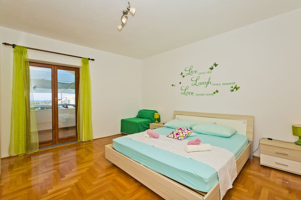 Room 2 (Green)