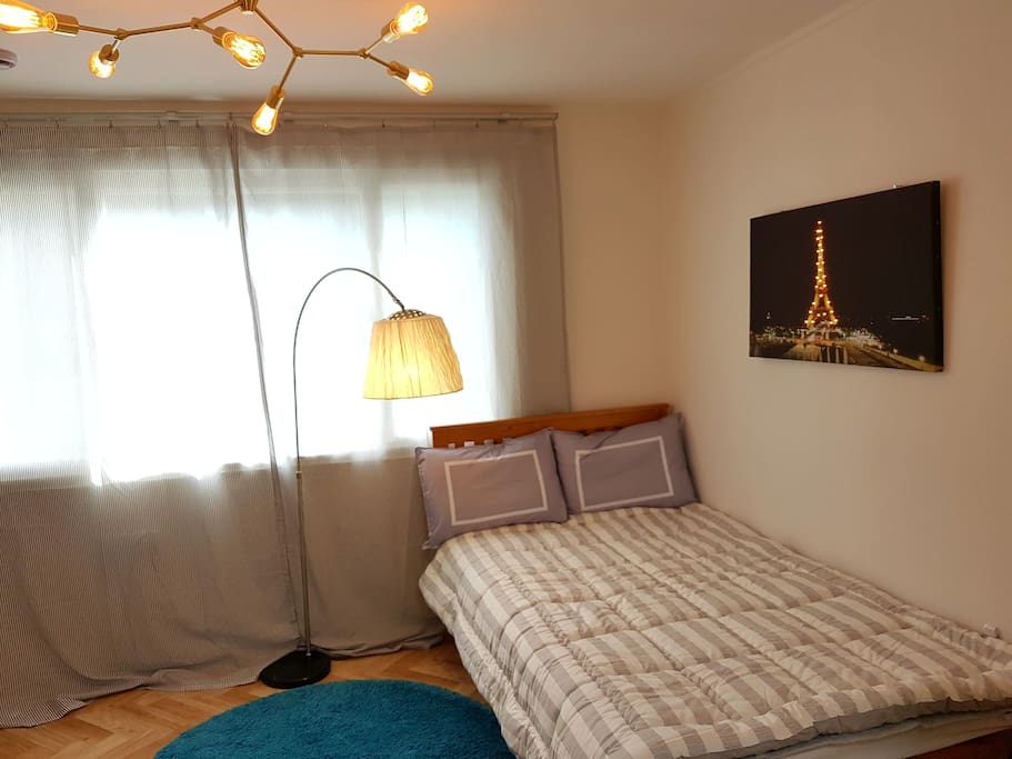 아늑한 침실
the cozy bedroom