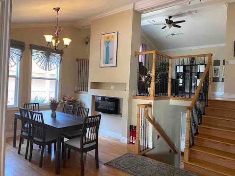 Bright Spacious House with Backyard Park