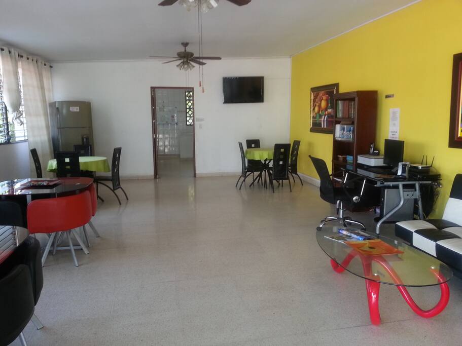 Sala, y comedores, compu para servicio de los clientes
