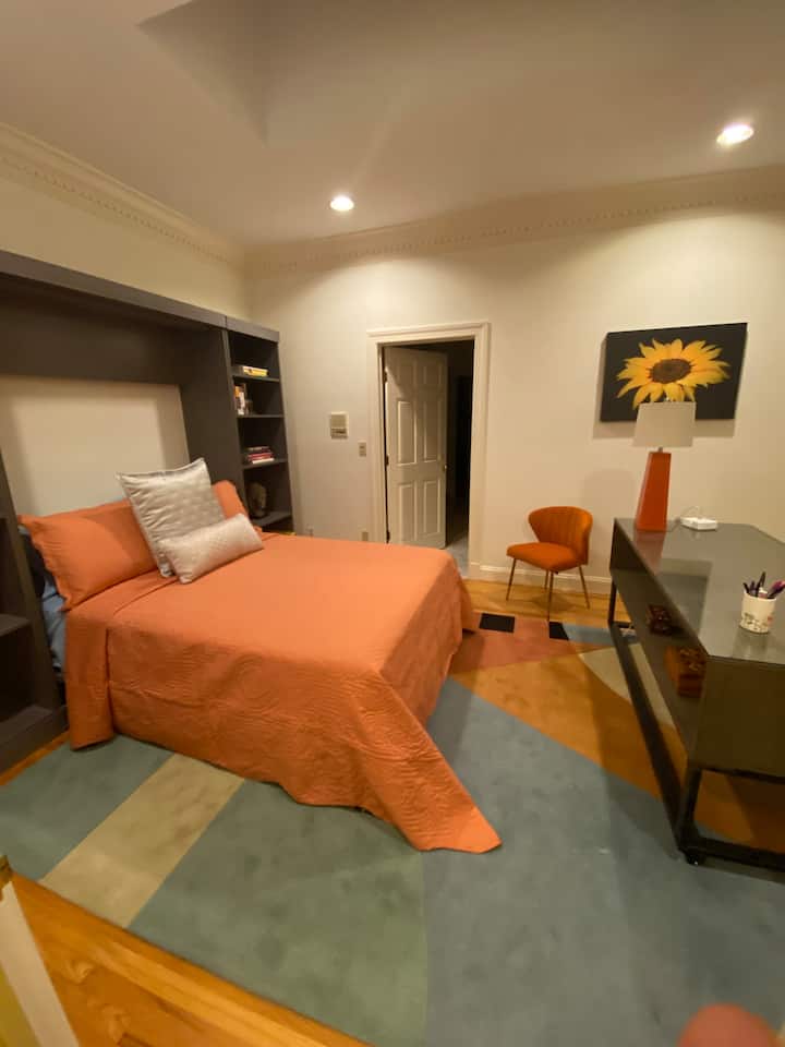 ห้องพักมีเตียงเมอร์ฟี่ขนาดใหญ่และมีห้องน้ำขนาดใหญ่