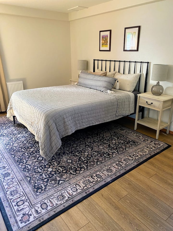 Segundo dormitorio con cama queen.