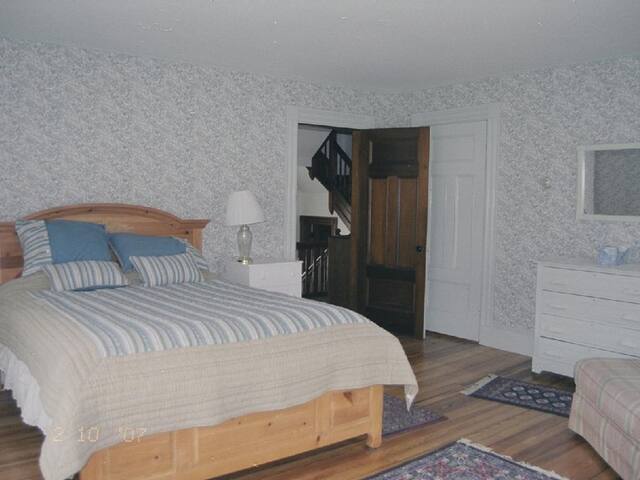 Large Victorian, great porches, steps to beach gallery image 4