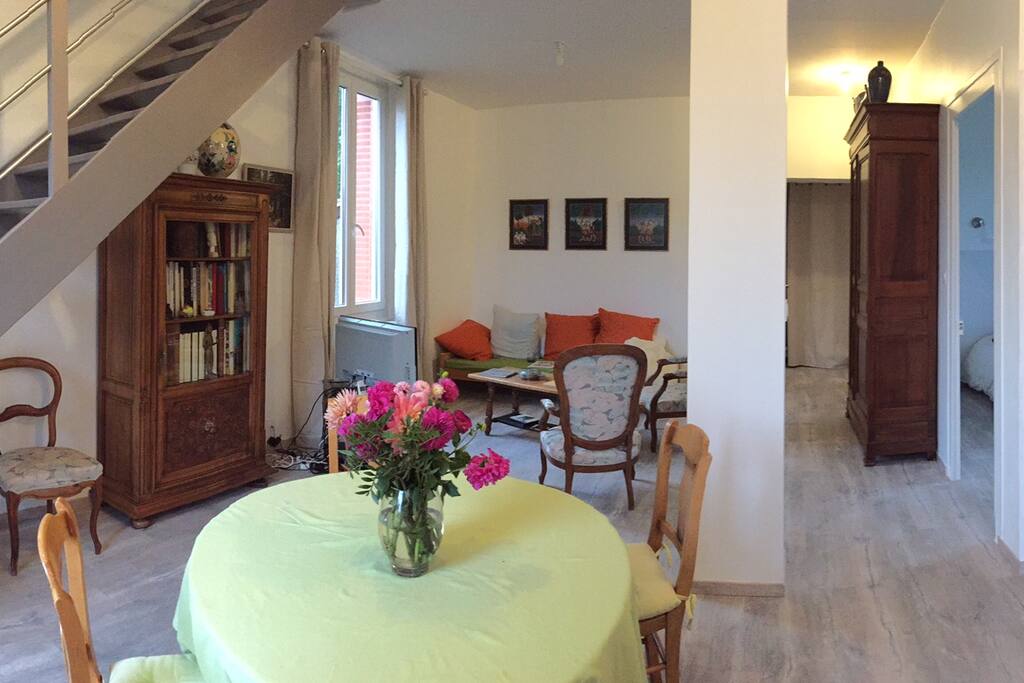 Vue sur la salle à manger et l'escalier d'accès au 1er étage