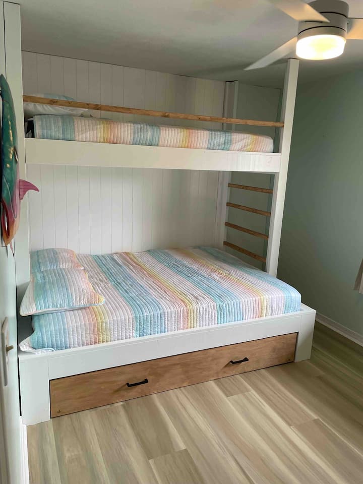 ห้องพัก - เตียงคู่ขนาด XL เหนือเตียงควีนไซส์และเตียงเลื่อนเต็มรูปแบบ พื้นไม้กระดานไวนิลใหม่ 