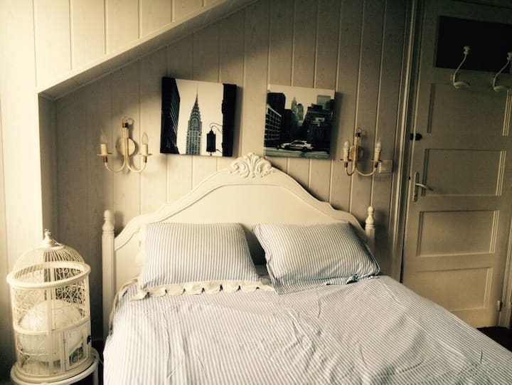 Second double bedroom with closets