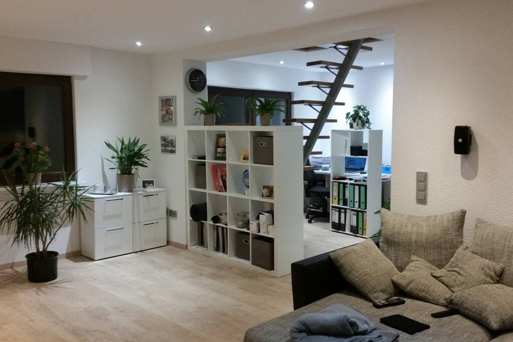 Wohnzimmer mit Blick auf Büro