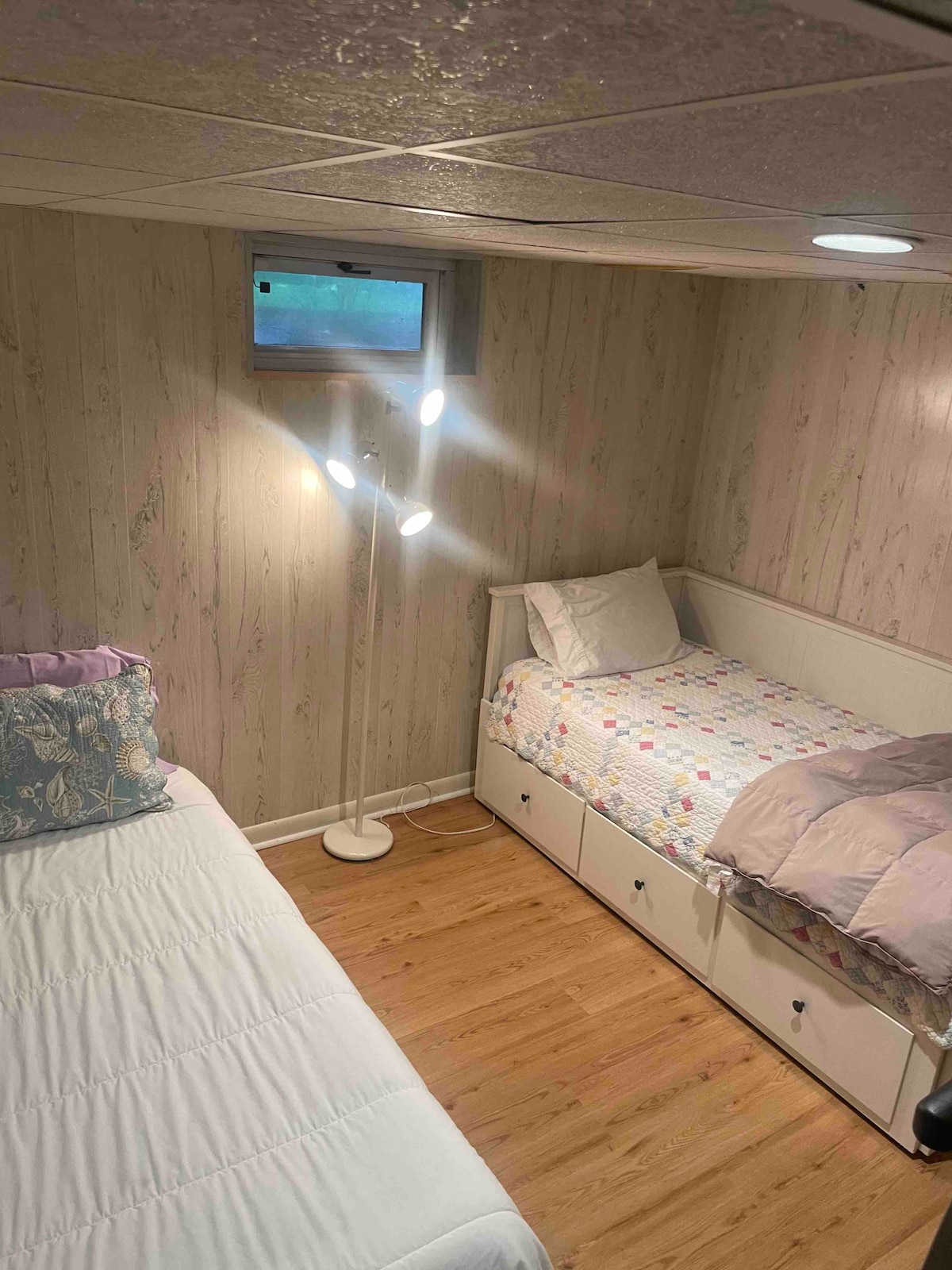 Camas individuales adicionales en el sótano parcialmente terminado, ¡agradable y fresco, ¡perfecto para dormir!