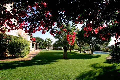 Suites in luxury villa with pool and tennis court