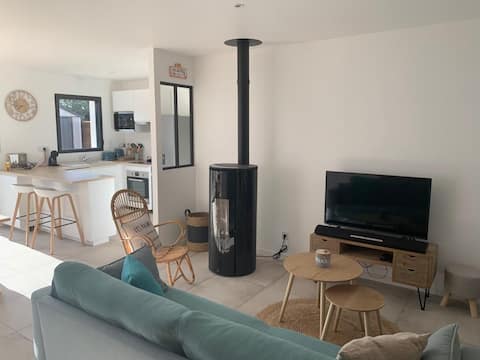 Popular Airbnb listing: 3 bedroom house, private pool, close to the beach. in Brem Sur Mer