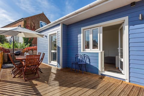 Seaside style cabin in central Cowes