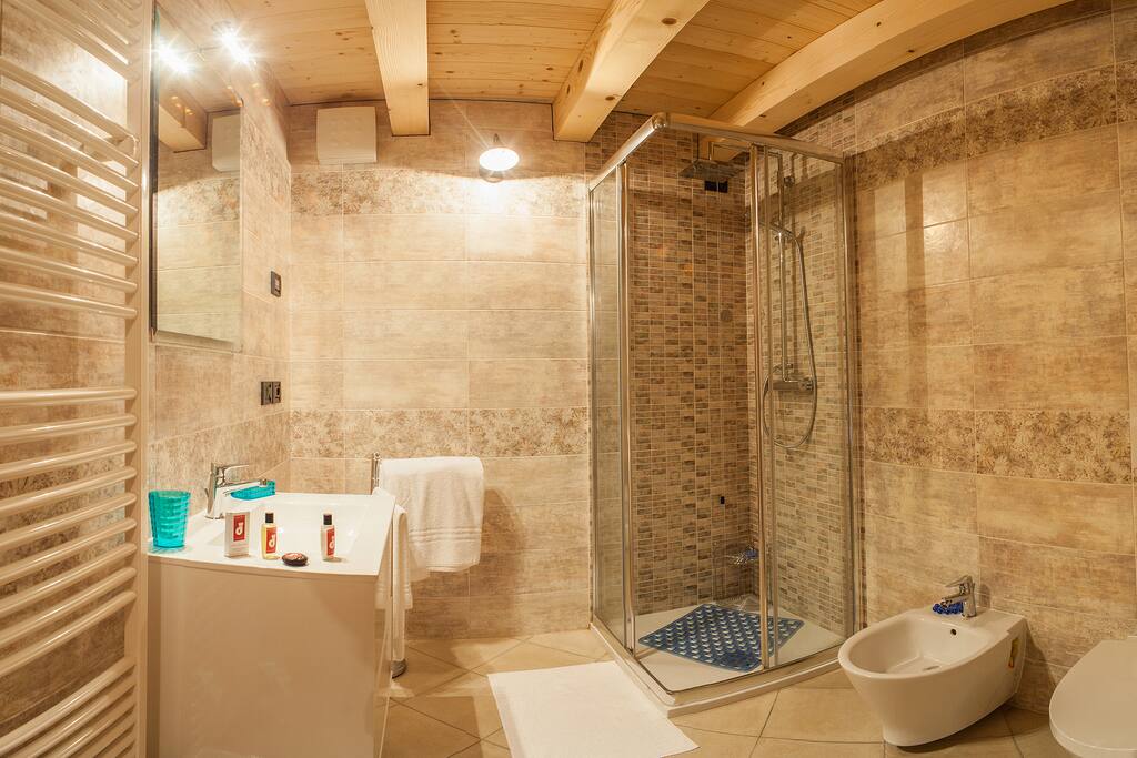 Bagno con doccia