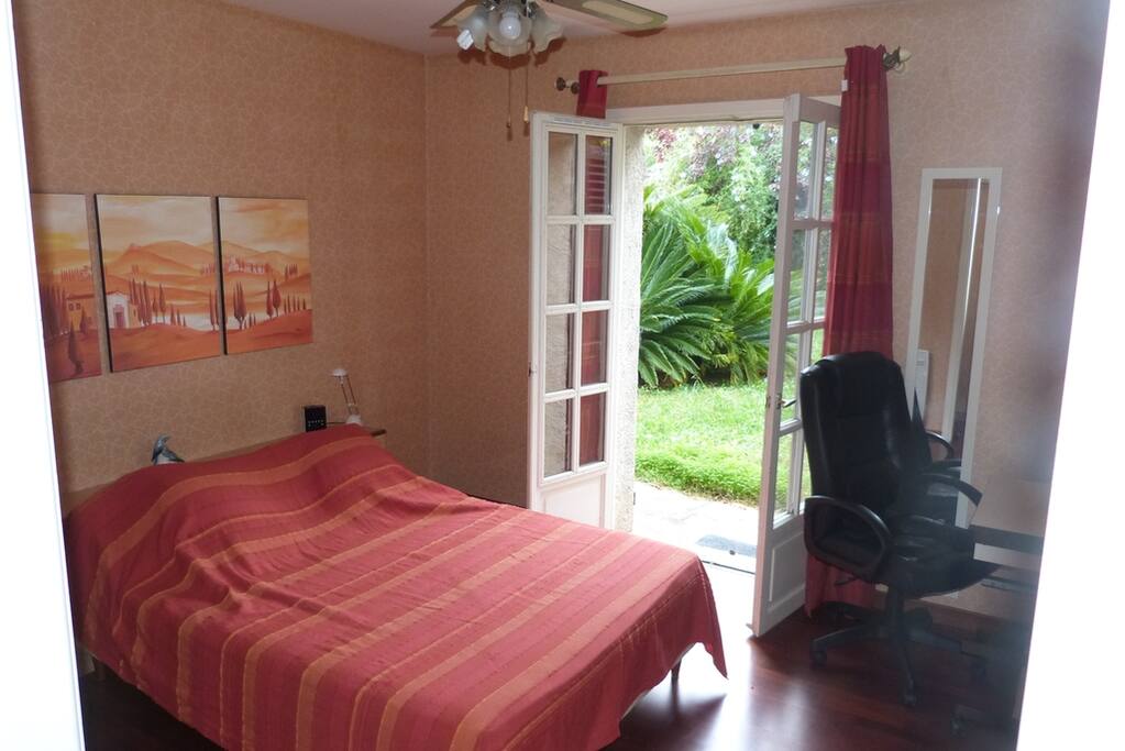 Chambre 1 spacieuse (16.5m2). Accès direct au jardin-piscine.