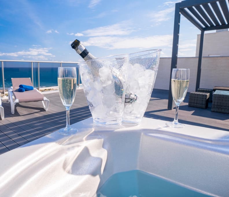 Precioso solárium con jacuzzi privado, hamacas, muebles de exterior...y unas vistas impresionantes!