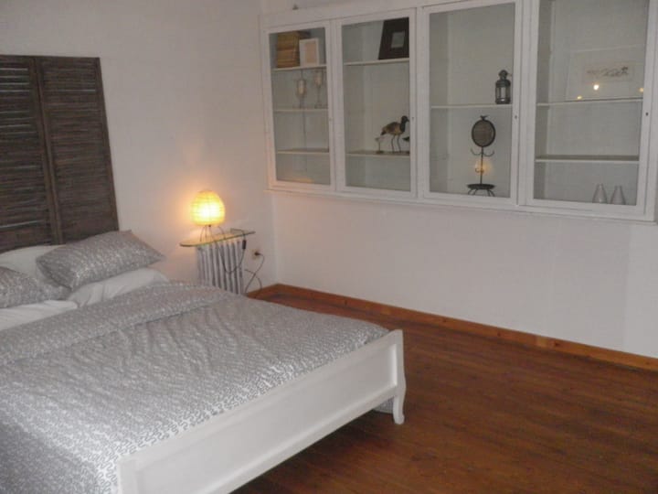 غرفة بسرير مزدوج