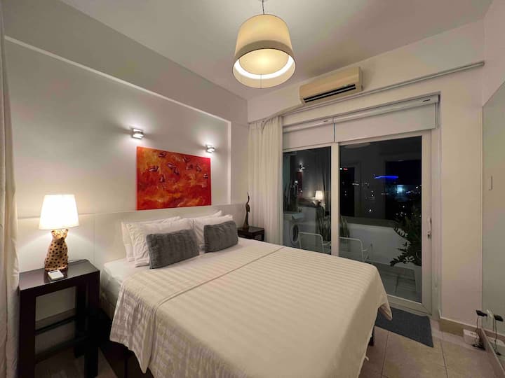 Veľmi pohodlná posteľ - výhľad z postele na zelený balkón Zoo n - zatemnené  a šmykové závesy . Slnko na balkóne na ovládanie prirodzeného svetla. 