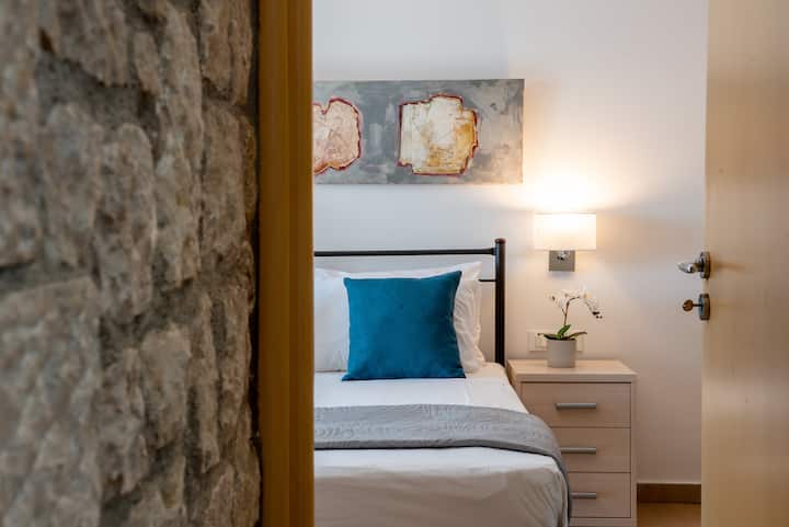 一楼卧室配有双人床