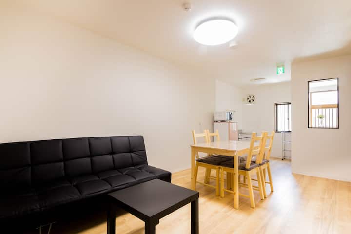 Sebule ya nyumbani/chumba cha kulia chakula kilicho na fanicha kamili