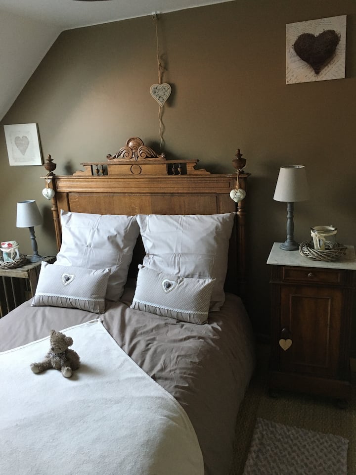 Chambre « Petit coeur » vous dormirez dans un joli lit en bois avec une décoration bohème, romantique...
