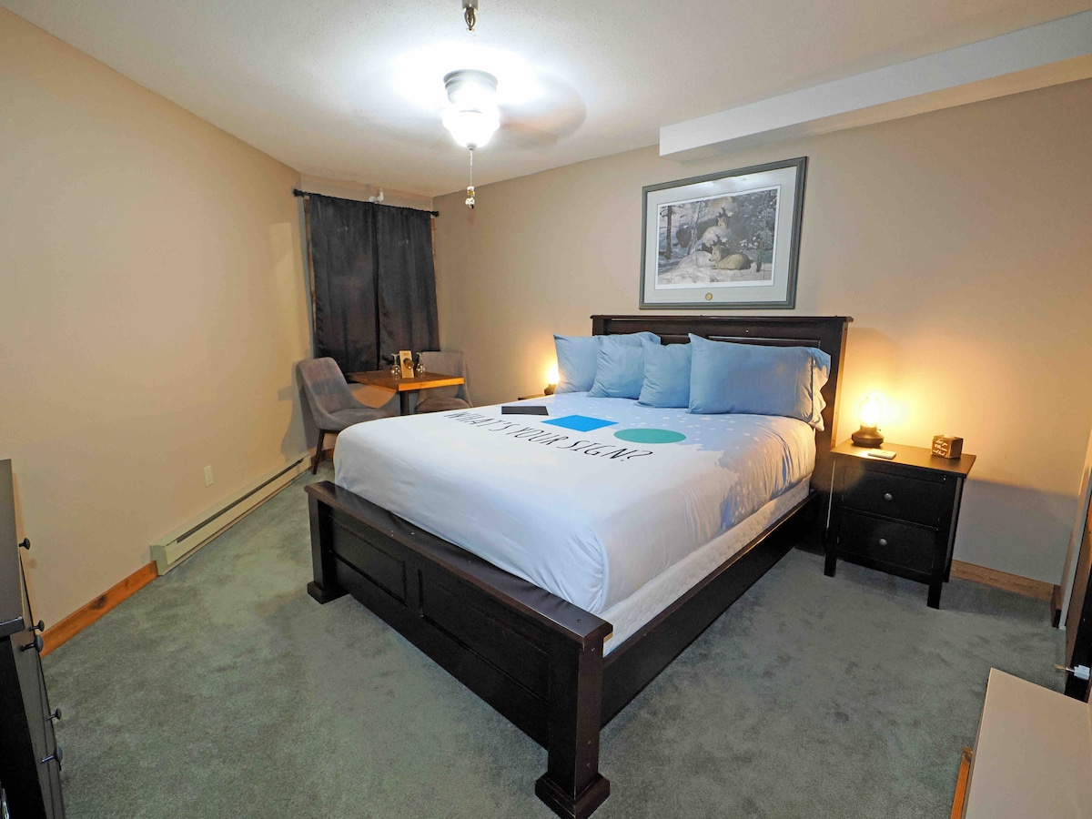 Glavna spavaća soba s bračnim krevetom, stolom s 2 udobne stolice, komodom i zidnim pametnim televizorom. Kupaonica s kupaonicom. 