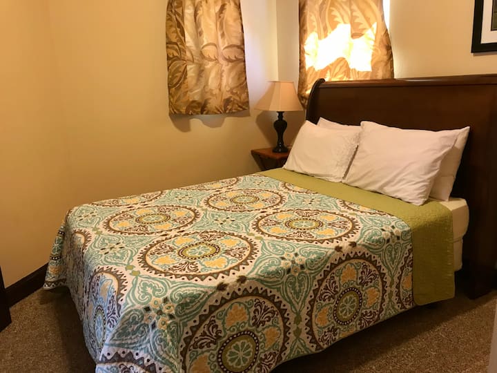 Una cama tamaño queen en un dormitorio privado en el piso de arriba.