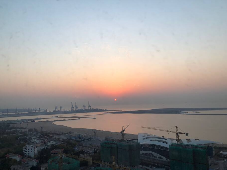 早晨躺在床上从主卧窗户看到的日出