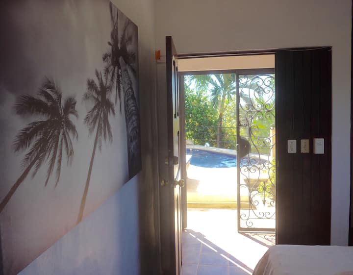 El dormitorio 3 (de 3) está justo al lado de la piscina. Cama doble. Baño privado completo aquí también. Entrada separada.