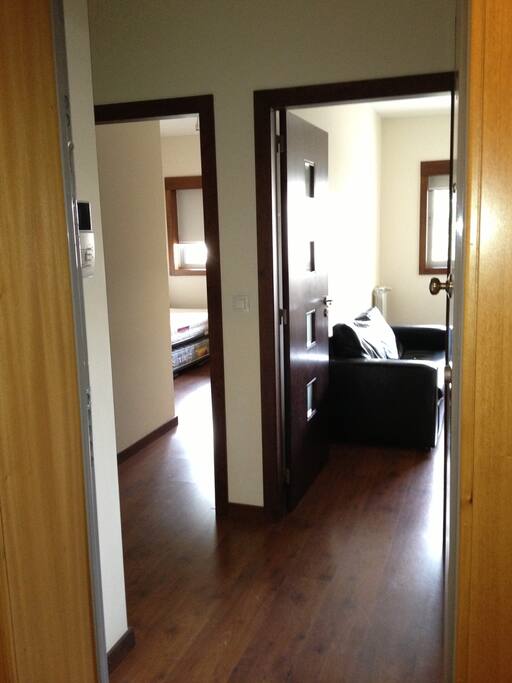 Hall com vista de entrada para o quarto e para a sala