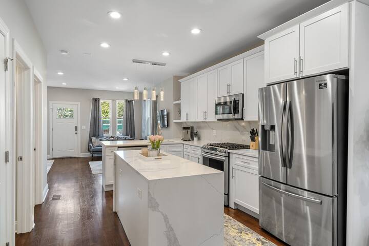 Gorgeous 5 BDR/ 4BA in Logan Square w/Parking! gallery image 2