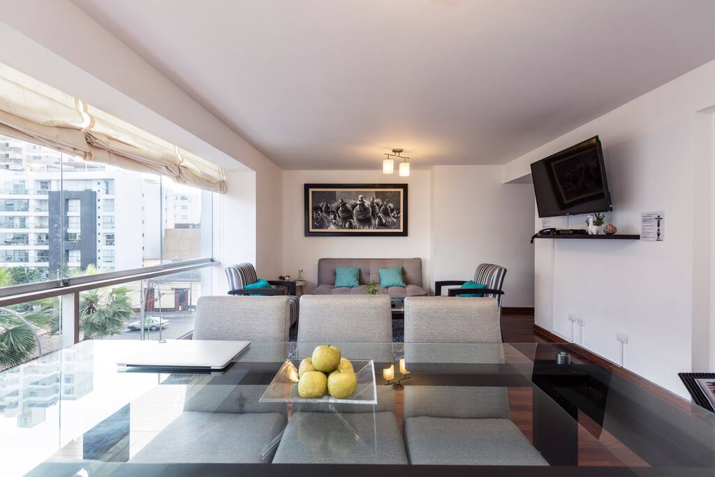 Sala y comedor completamente amueblados / Living and dining room completely equipped